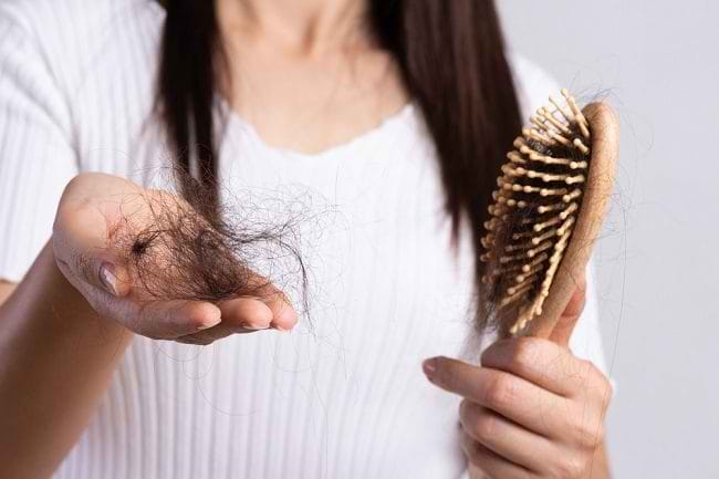 Perawatan Rambut Rontok yang Tepat Sesuai dengan Penyebabnya - Alodokter