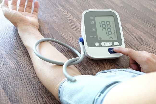 Begini Cara Menggunakan Tensimeter Digital - Alodokter
