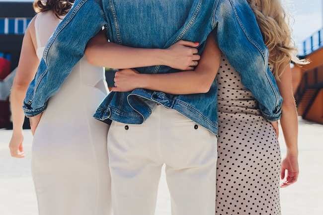 Mengenal Poliamori, Hubungan Unik Mirip Selingkuh - Alodokter