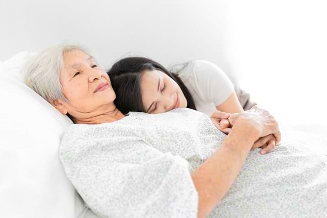 4 Perawatan Lansia dengan Kondisi Tertentu yang Harus Diperhatikan - Alodokter