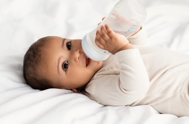 Bayi Minum Susu Botol sambil Tiduran, Amankah? - Alodokter
