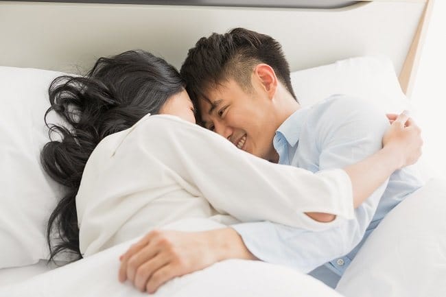 Manfaat Cuddle dan Pilihan Posisinya yang Paling Nyaman - Alodokter