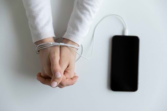 Mengenal Nomophobia, Takut Berlebihan Saat Jauh dari Ponsel - Alodokter