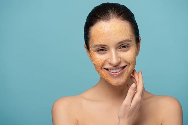 5 Cara Mengangkat Sel Kulit Mati di Wajah secara Alami - Alodokter