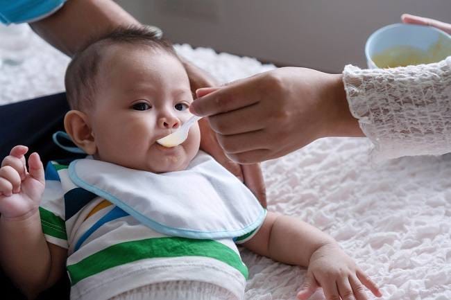 Memberi Bayi ASI Perah Menggunakan Sendok, Apakah Aman? - Alodokter