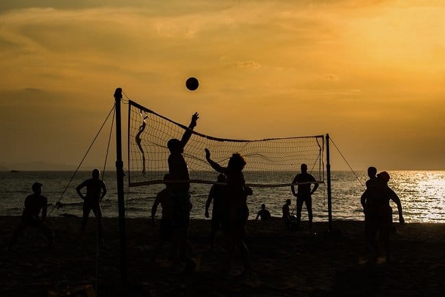 5 Manfaat Olahraga Voli untuk Kesehatan Tubuh - Alodokter