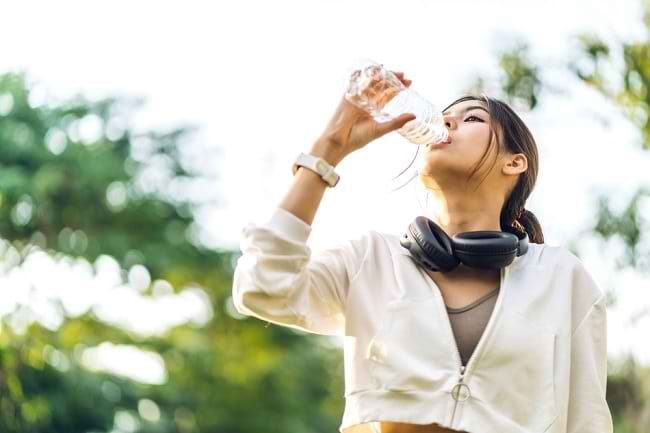 Pentingnya Hidrasi Tubuh Saat Cuaca Panas - Alodokter