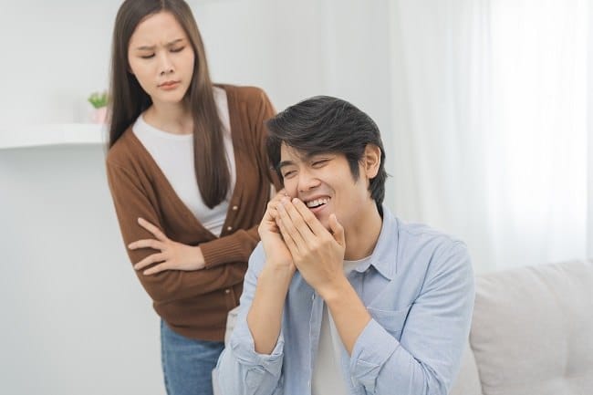 Sudah Menikah tetapi Masih Suka Flirting? Mungkin Ini Penyebabnya - Alodokter