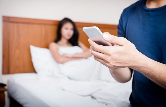 Mengenal Micro Cheating, Selingkuh “Kecil” yang Sering Tidak Disadari - Alodokter