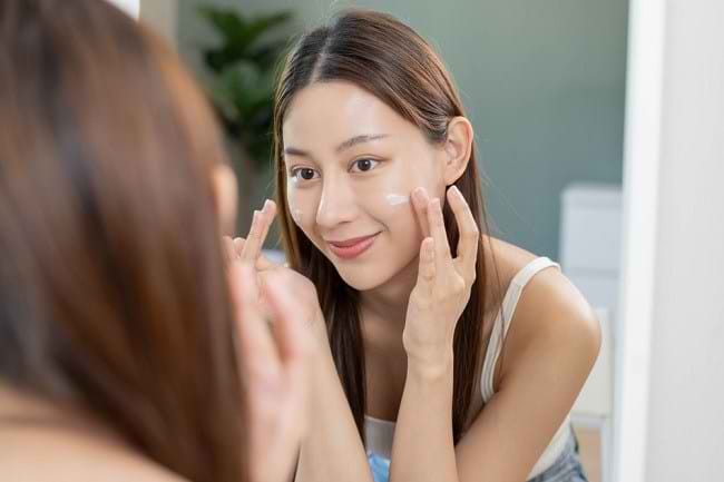 6 Tips Memilih Sunscreen untuk Kulit Berminyak - Alodokter