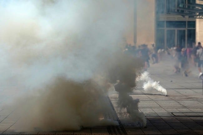 Terkena Gas Air Mata? Lakukan 4 Cara Ini - Alodokter