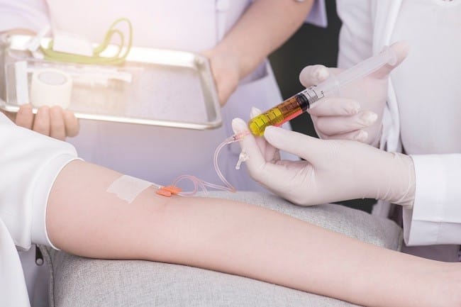 Ketahui Hal-hal yang Berkaitan dengan Infus Vitamin C - Alodokter