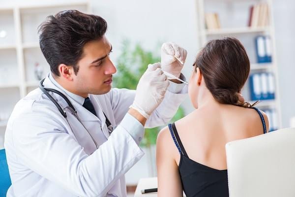 Pembersihan Telinga oleh Dokter, Ini yang Perlu Diketahui - Alodokter