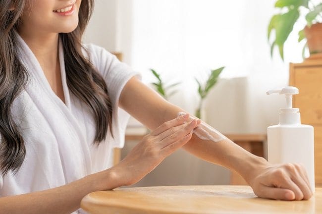 7 Manfaat Sunscreen dan Pentingnya bagi Kesehatan Kulit - Alodokter