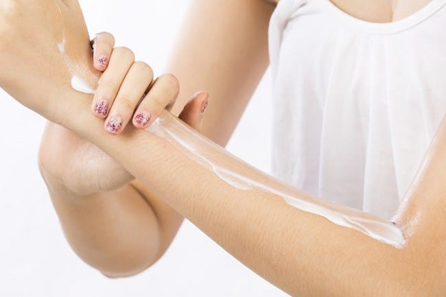10 Kandungan Body Lotion untuk Kulit Kering yang Efektif - Alodokter