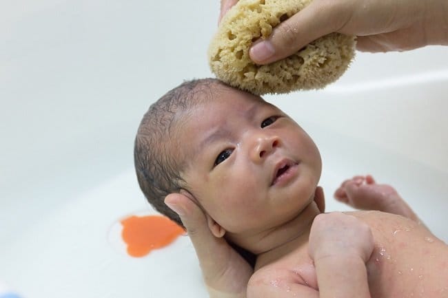 8 Minyak Rambut Bayi yang Aman dan Ampuh untuk Melebatkan Rambut - Alodokter