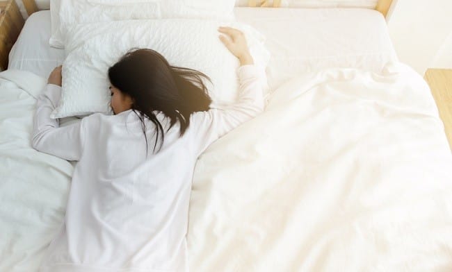 11 Cara Mengatasi Susah Tidur yang Ampuh - Alodokter
