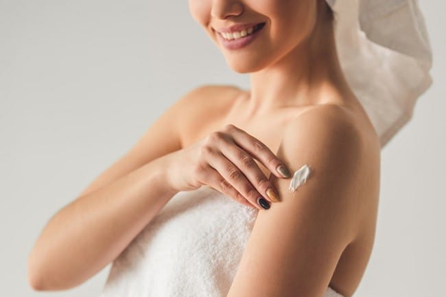 Bleaching Badan, Ketahui Manfaat dan Risiko Efek Sampingnya - Alodokter