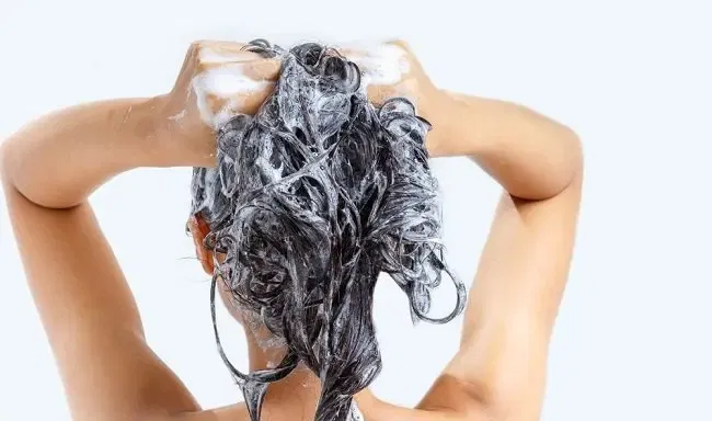 Ilustrasi sampo rambut rontok dan perawatan rambut yang kaya nutrisi dan kandungan ginseng kemiri penguat akar