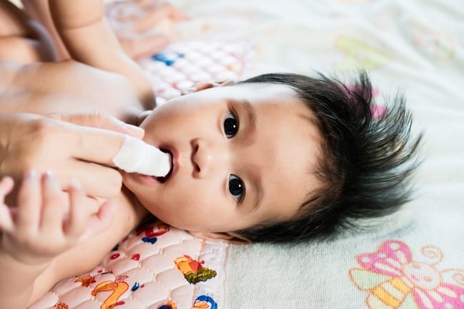 Bunda, Begini Lho Cara Membersihkan Lidah Bayi yang Benar - Alodokter