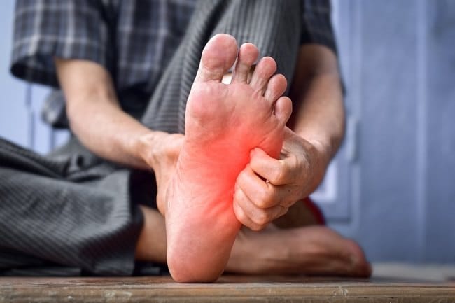 9 Cara Mengatasi Kaki Kesemutan Berdasarkan Penyebabnya - Alodokter