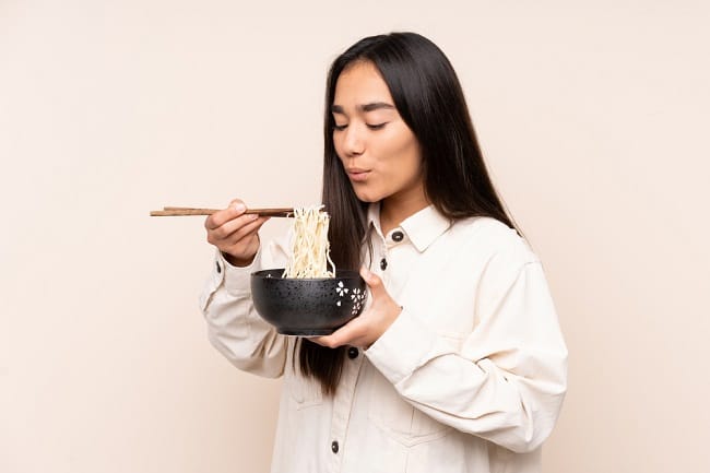 Meniup Makanan Panas Berbahaya bagi Kesehatan, Mitos atau Fakta? - Alodokter