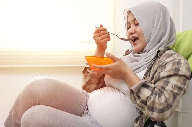 Ini Makanan yang Harus Dihindari Ibu Hamil Saat Berbuka Puasa - Alodokter