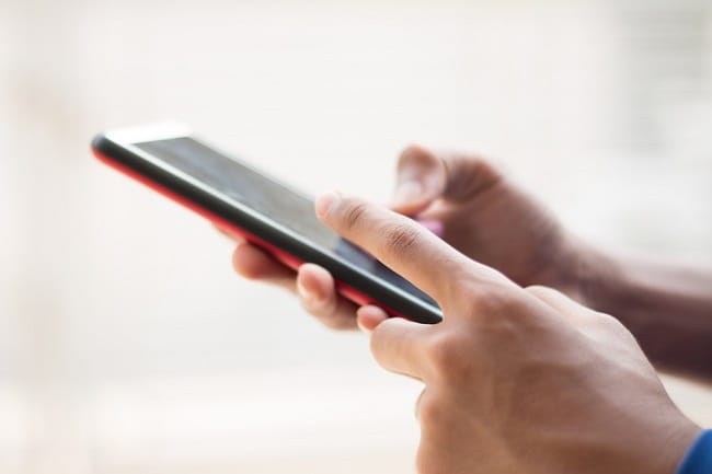 Kanker Mata karena HP, Ketahui Faktanya di Sini - Alodokter