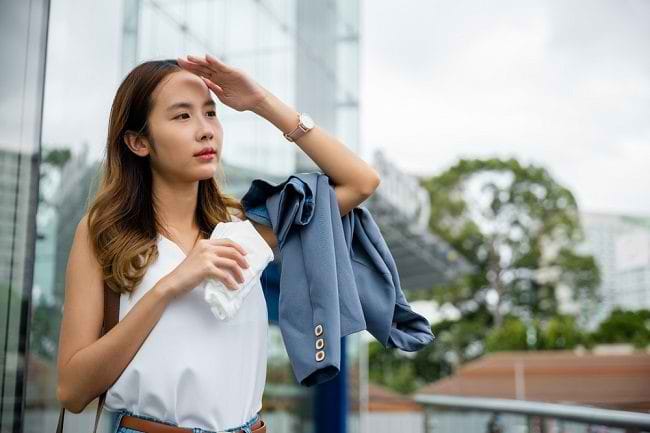 Bahaya Kekurangan Cairan Saat Cuaca Panas - Alodokter