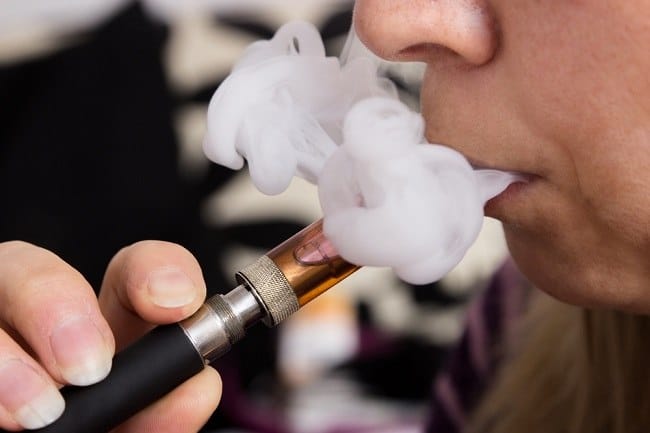9 Efek Samping Vape yang Tak Kalah Berbahaya Dibandingkan dengan Rokok Tembakau - Alodokter