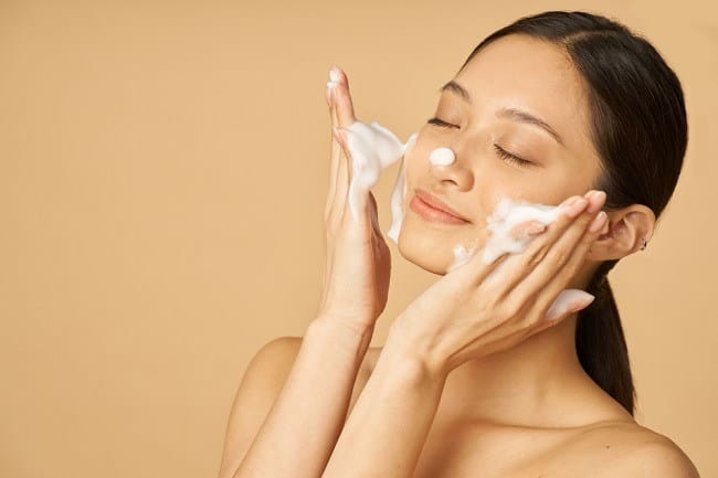 Basic Skincare, 3 Langkah Perawatan Dasar untuk Menjaga Kesehatan Kulit - Alodokter
