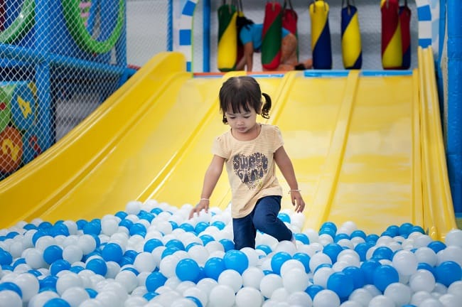 4 Bahaya Mandi Bola bagi Kesehatan Anak - Alodokter