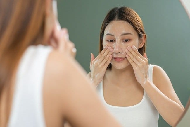 4 Cara Mengangkat Sel Kulit Mati yang Paling Efektif - Alodokter