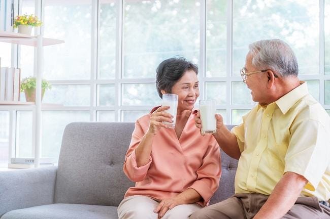 5 Tips Memilih Susu Lansia yang Tepat - Alodokter