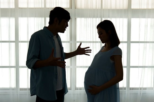 Benarkah Bertengkar dengan Suami Saat Hamil Bisa Berdampak pada Janin? - Alodokter