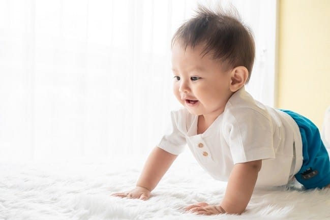 Perkembangan Bayi 7 Bulan, Mulai Bisa Duduk dan Belajar Merangkak - Alodokter