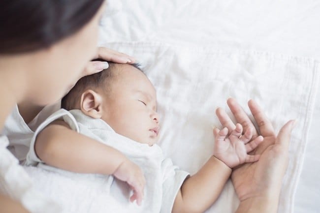 7 Penyebab Bayi Berkeringat yang Perlu Diketahui - Alodokter