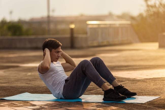 Cara Melakukan Sit Up yang Benar dan Variasinya - Alodokter