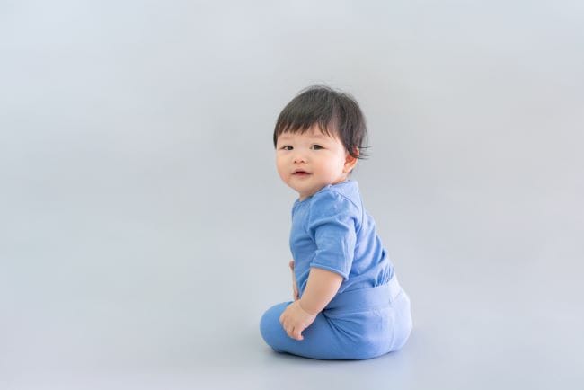 Perkembangan Bayi 6 Bulan, Mulai Bisa Meraih Makanan dan Duduk dengan Sandaran - Alodokter