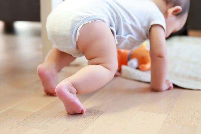 Perkembangan Bayi 8 Bulan, Mahir Merangkak dan Belajar Berdiri - Alodokter