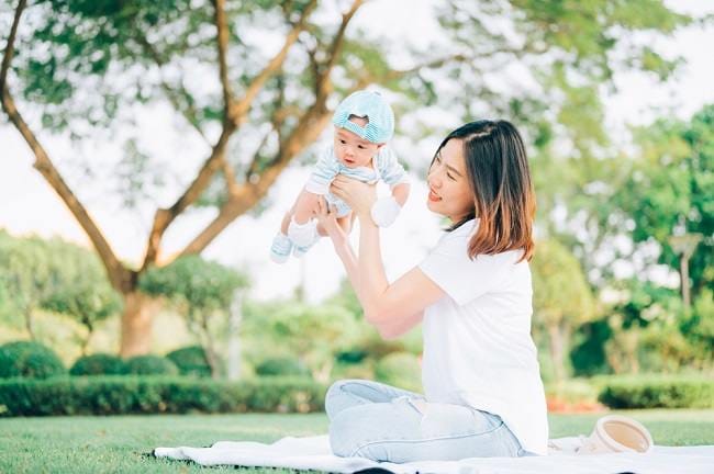 Perkembangan Bayi 3 Bulan, Sudah Aktif Menggerakkan Tangan dan Kaki - Alodokter