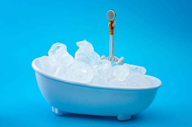 Ice Bath, Kenali Manfaat dan Resikonya untuk Kesehatan - Alodokter