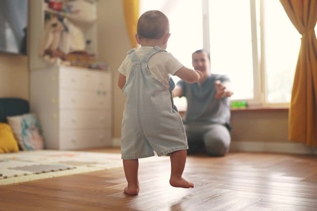 Perkembangan Bayi 10 Bulan, Makin Cerewet dan Belajar Melangkah - Alodokter