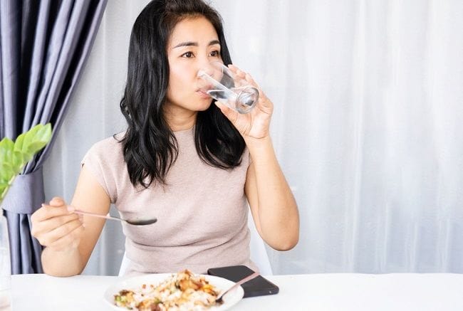 Minum setelah Makan Tidak Baik untuk Kesehatan, Benarkah? - Alodokter