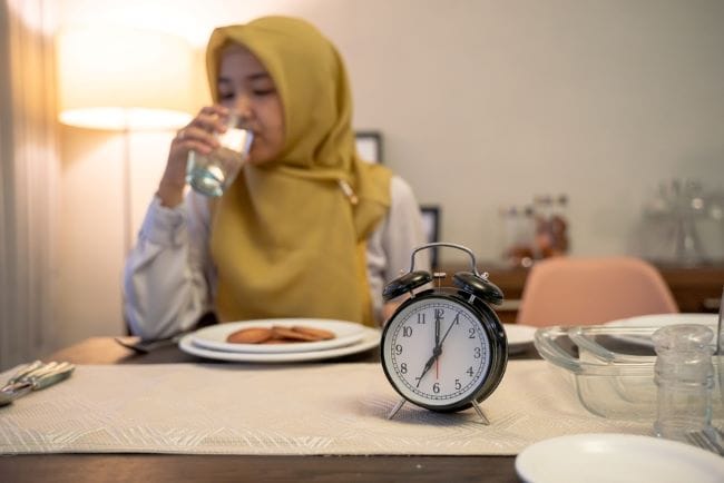 Ini Waktu Makan Malam yang Tepat Saat Puasa - Alodokter