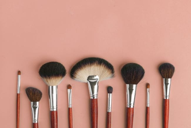 Ketahui Cara Membersihkan Kuas Make Up yang Tepat - Alodokter