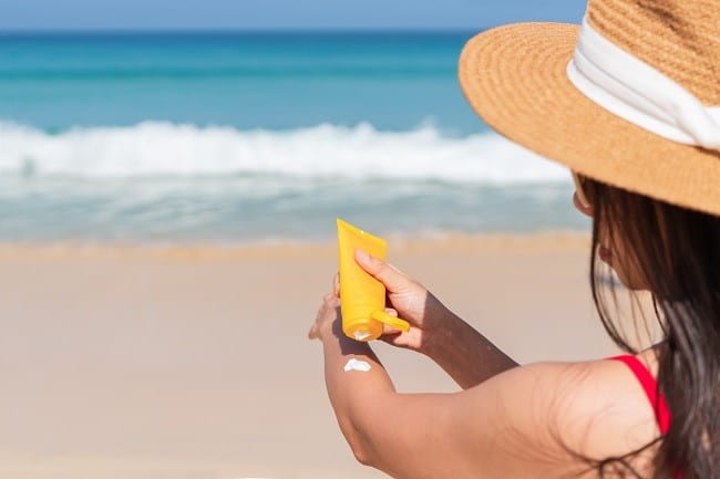 11 Sunscreen Terbaik untuk Berbagai Jenis Kulit - Alodokter