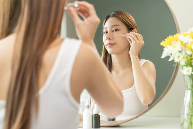 Pakai Toner Dulu atau Serum? Ini Jawabannya - Alodokter