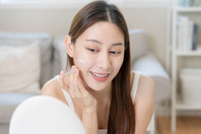 Moisturizer Dulu atau Sunscreen? Ini Jawabannya - Alodokter