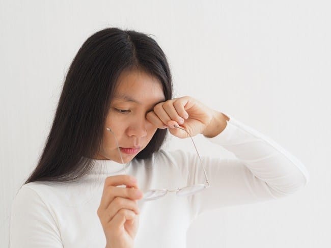 Kedutan Mata Kiri Atas, Ketahui Penyebab dan Cara Mengatasinya - Alodokter